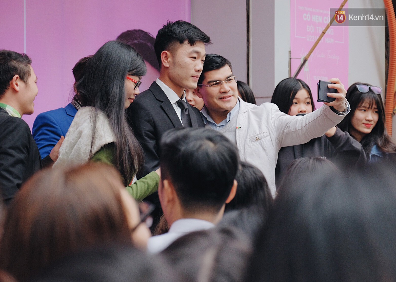 Xuân Trường đẹp trai như idol Hàn, bị fan vây kín khi tham gia sự kiện